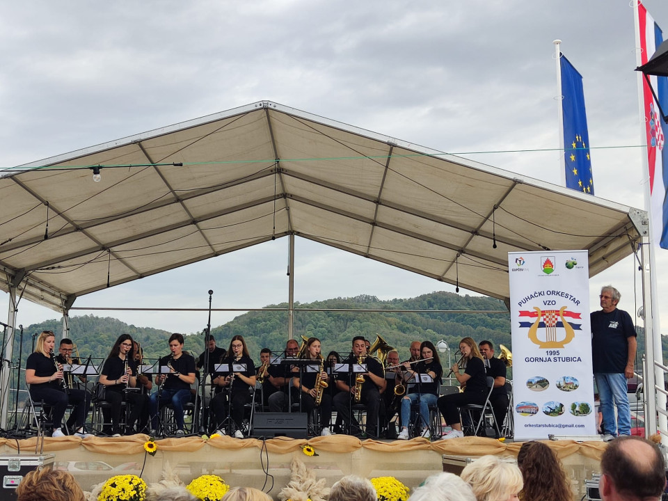 Puhački orkestar VZO nastupio na Kestenijadi u Hrvatskoj Kostajnici